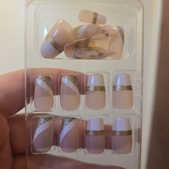 🍒🍒 White & Gold French Tip Press On Nails 24 Pieces - Picture 7 of 8